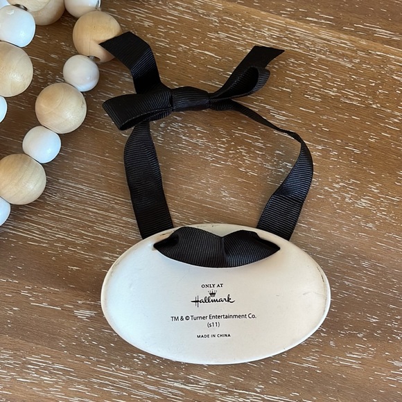 EUC Hallmark Wine Bottle Dorothy Red Shoes Ceramic Tie On Decorative Plate - Picture 4 of 4